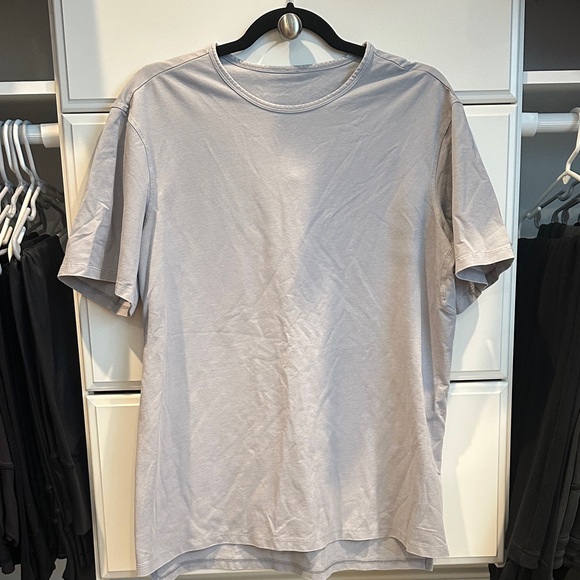 lululemon athletica Men's Textured Soft Gray Short Sleeve Tee - Picture 1 of 3